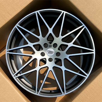 Llantas M666 de 19 pulgadas con diseño escalonado y acabado mecanizado en color negro para BMW M4.