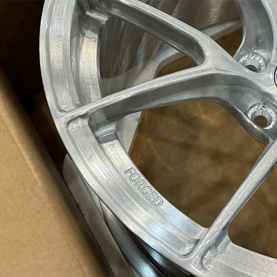 Llantas forjadas BMW M5 plateadas cepilladas